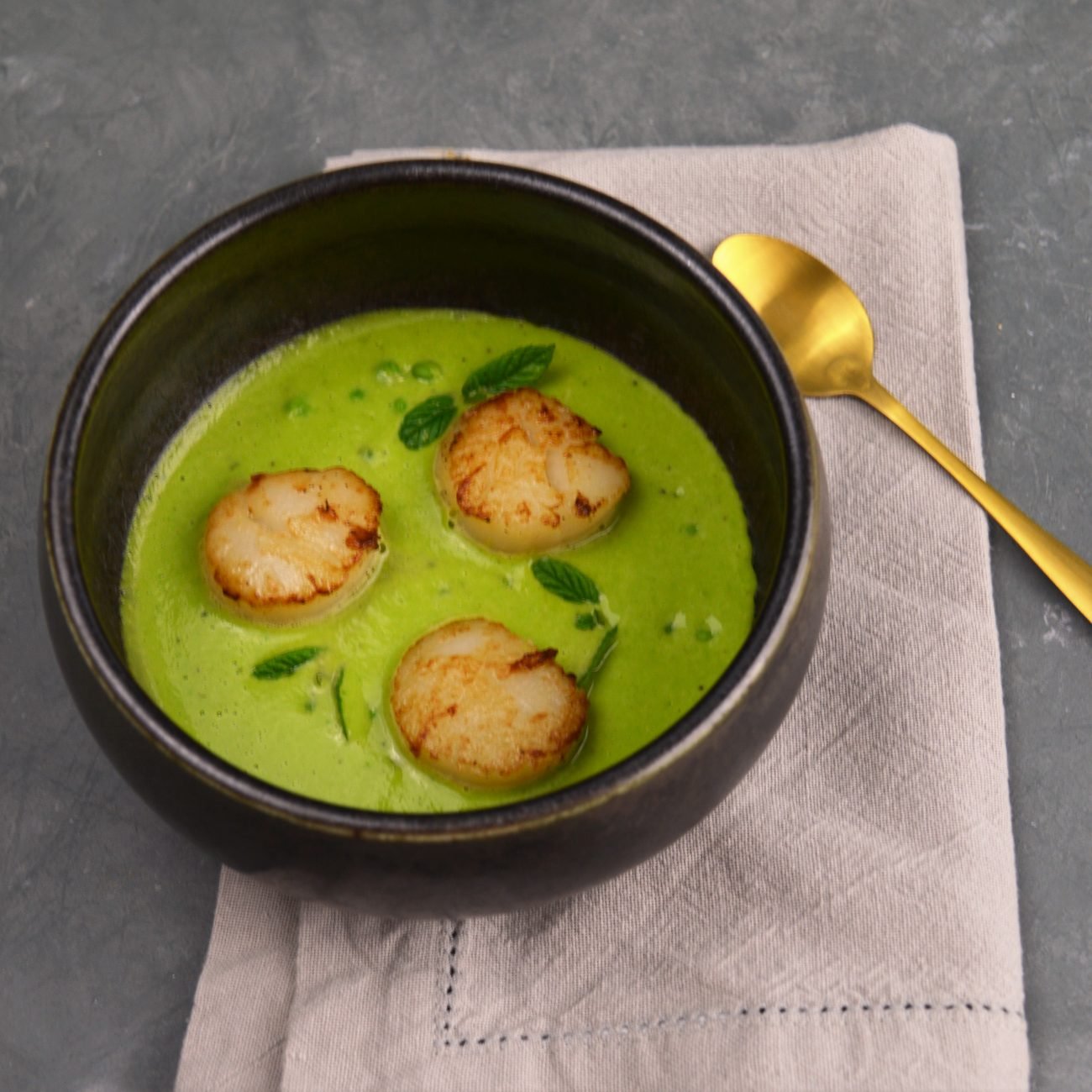 coquilles met frisse erwtencrème